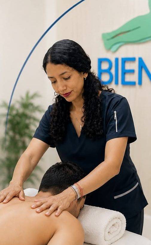 Sesión de terapia manual en el consultorio de Fisio Bienestar