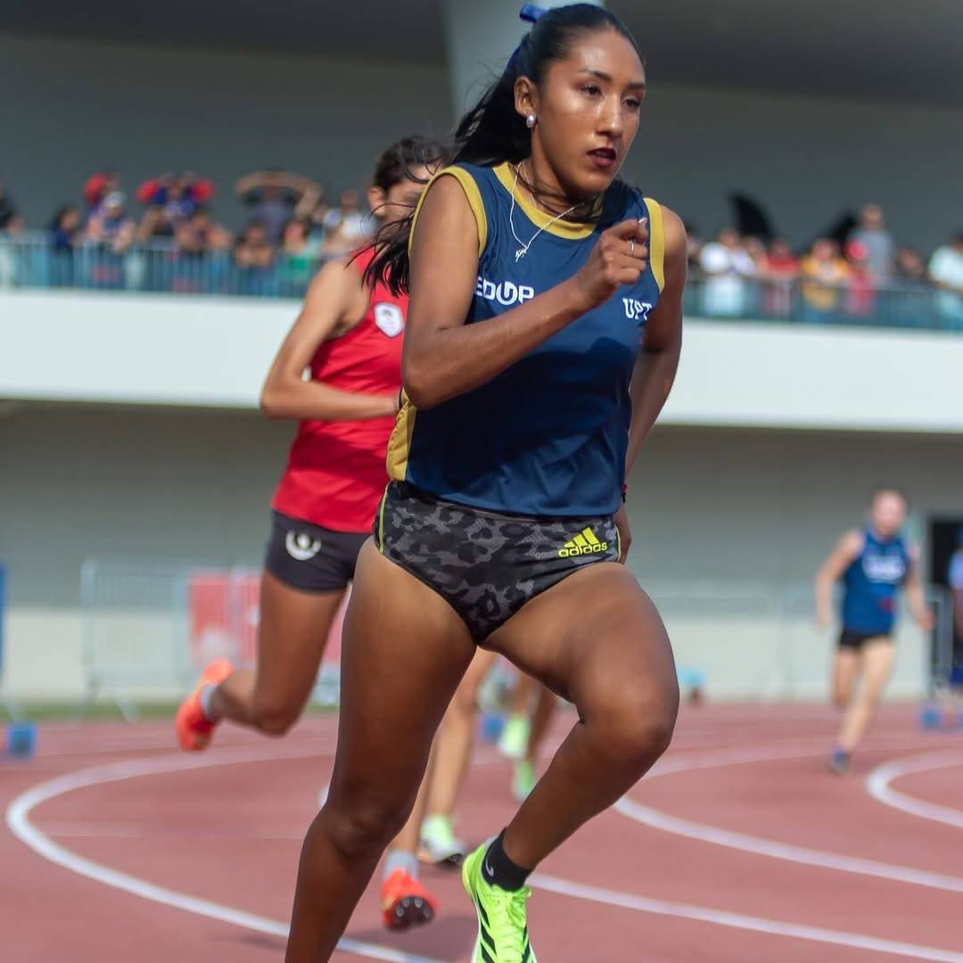Alejandra Laura, atleta del Team Bienestar, en plena carrera
