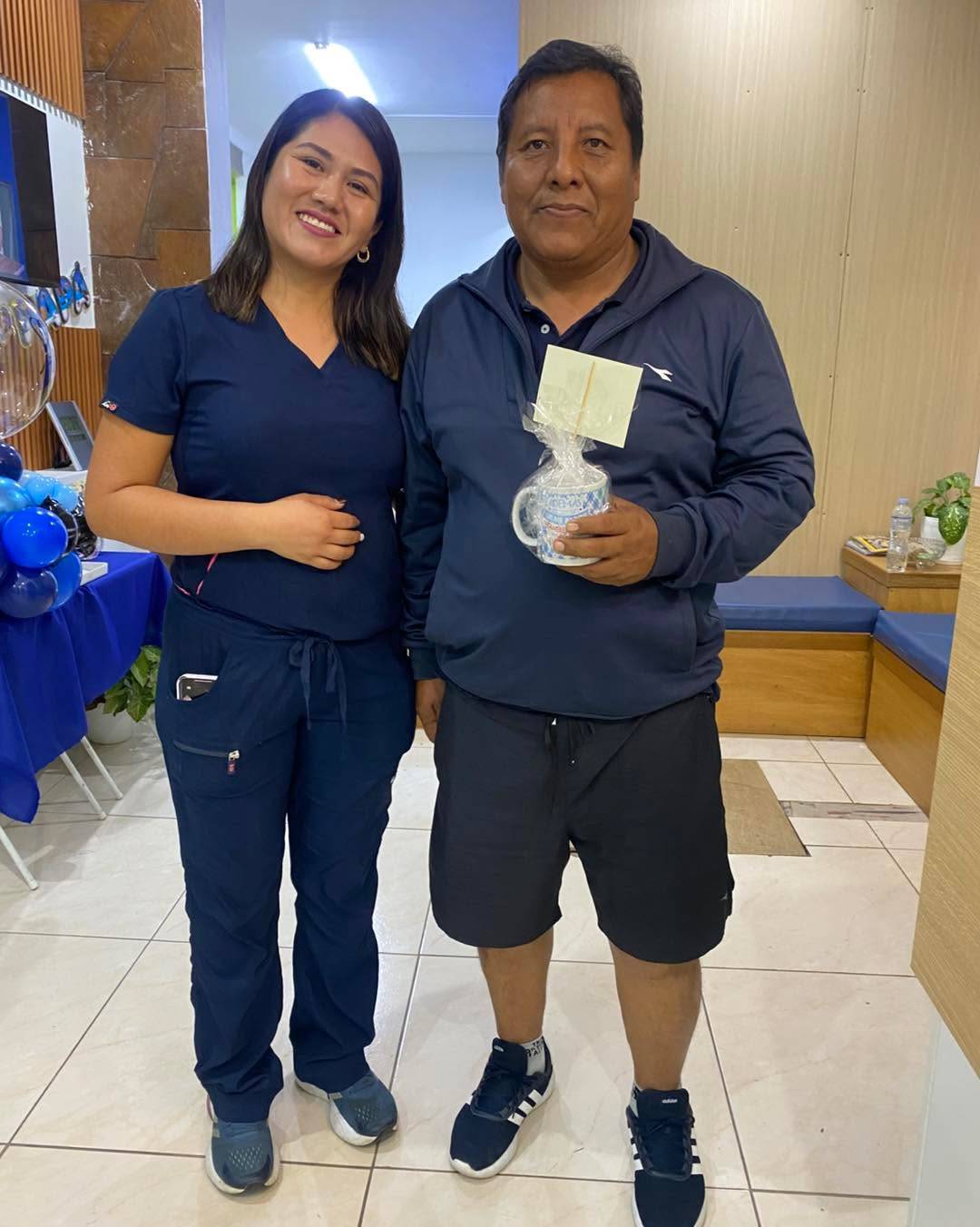 La recepción del consultorio, en madera y azul