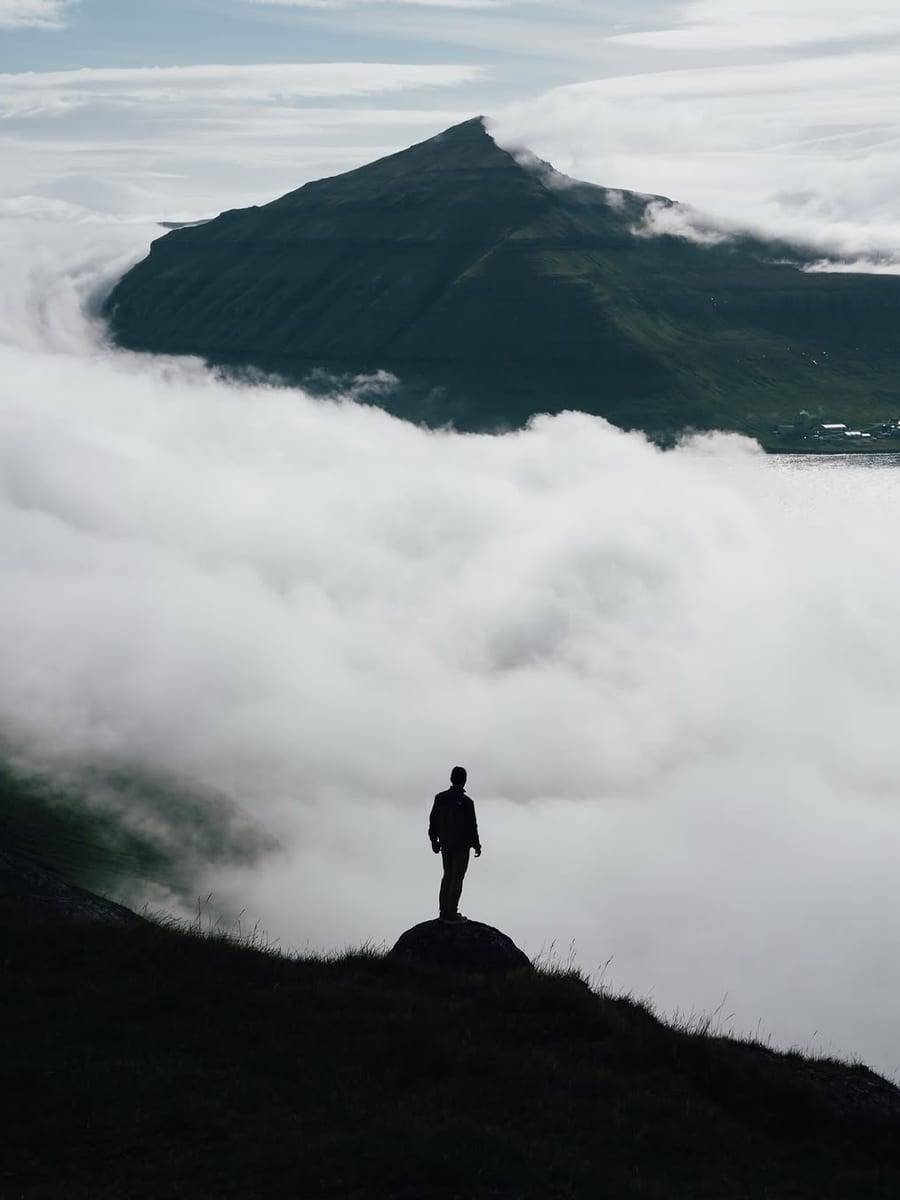 Miguel sobre el mar de nubes, Feroe